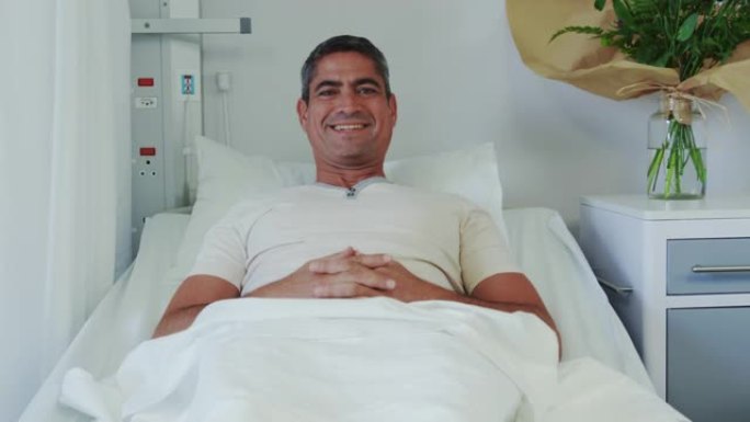 高加索男性患者在医院病房4k病床上放松的前视图