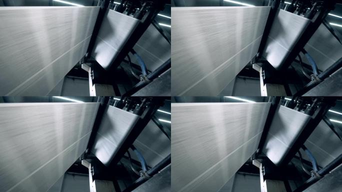 滚压机正在加工纸幅。工厂的报纸印刷。