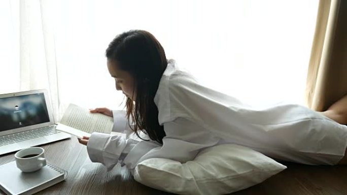 女人在家放松看书