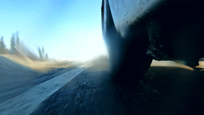 冬天在湿滑的道路上驾驶汽车