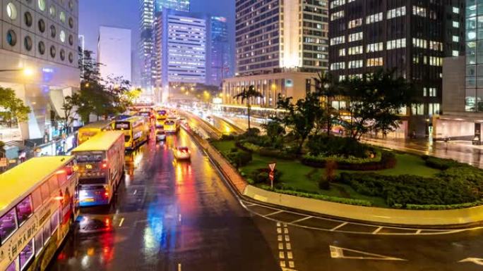 延时: 下雨了，在香港中部市区日落时分，拥挤的巴士站排队