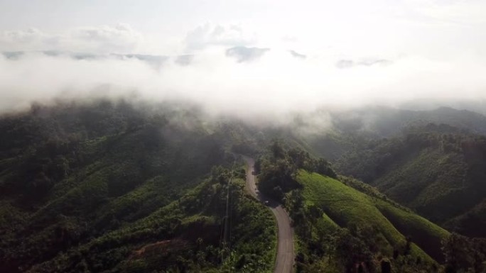 山上蜿蜒道路的鸟瞰图和汽车驾驶，安全驾驶理念