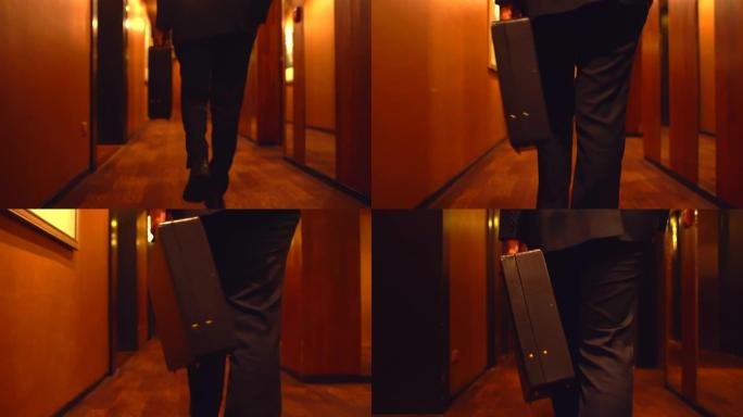 高级商人在办公室里散步的背景图。带着公文包的商人在办公室里散步。用公文包跟进商人的腿。