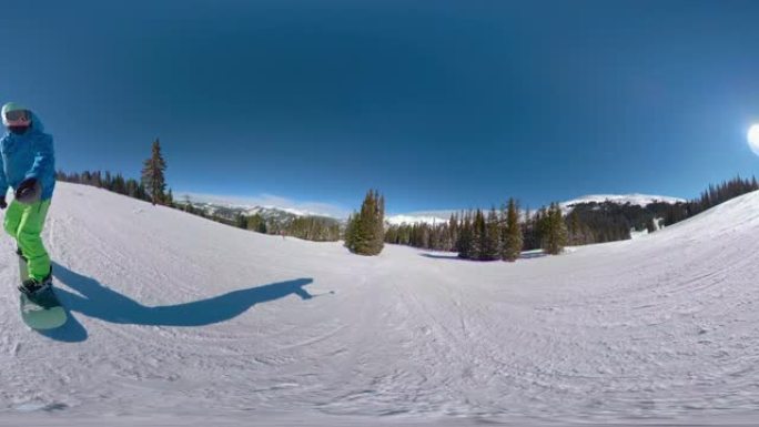 360 VR: 凉爽的滑雪板老兄在阳光明媚的冬日里把整齐的斜坡撕碎。