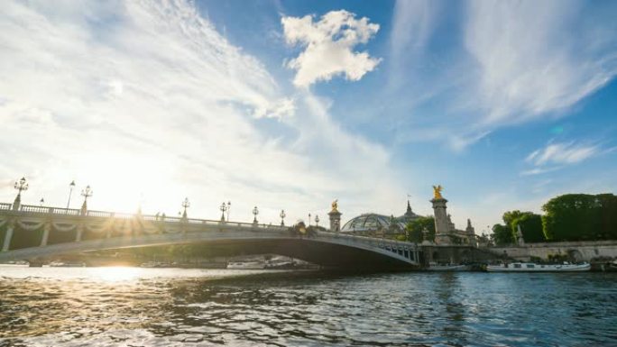 在太阳的照耀下，巴黎塞纳河上的拱桥Pont Alexandre III