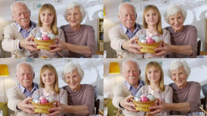 女孩和祖父母拿着鸡蛋的篮子
