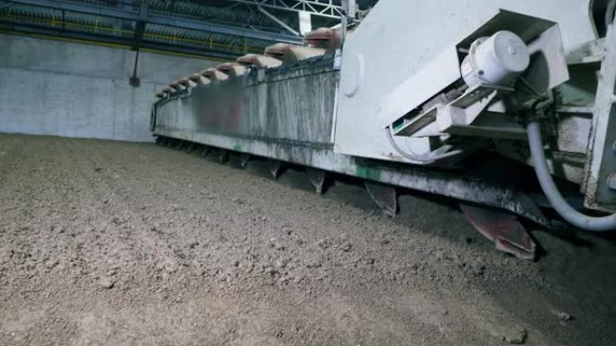 工业机械正在找平干水泥