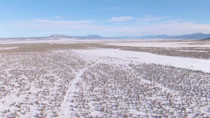 空中: 飞越犹他州的白雪皑皑的平原，向远处的高速公路飞去。