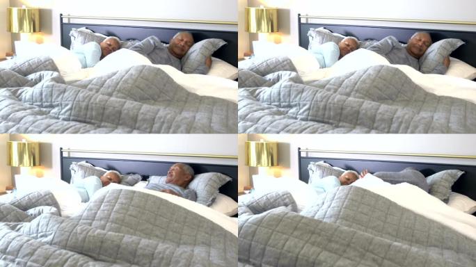 老年非裔美国夫妇在床上睡着了