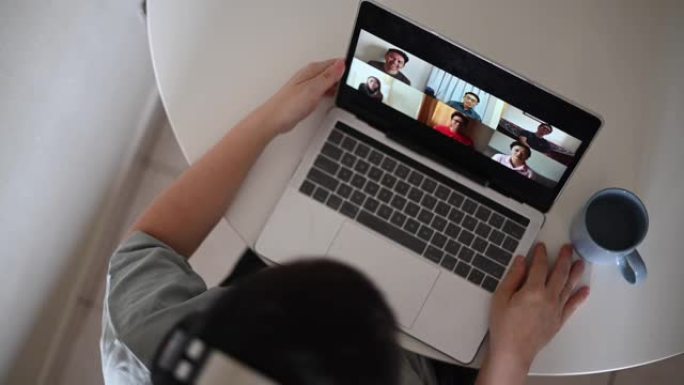 家庭办公室视频会议，休闲服装，使用笔记本电脑