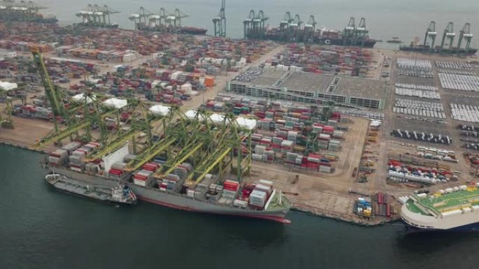 新加坡带集装箱船的工业港口鸟瞰图