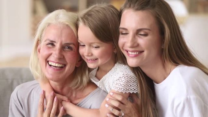 三代女人幸福的家庭享受拥抱的乐趣