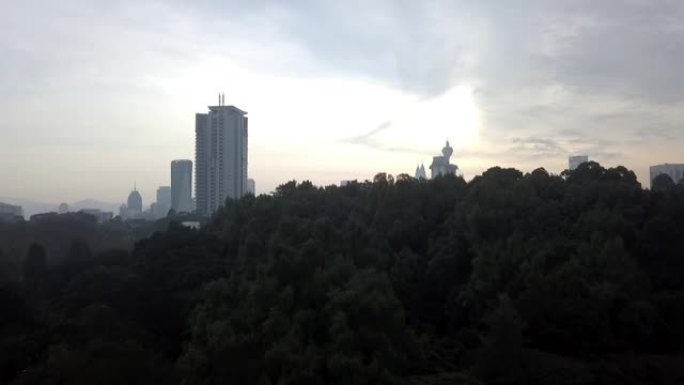 吉隆坡清晨从景观公园看到首都的城市景观