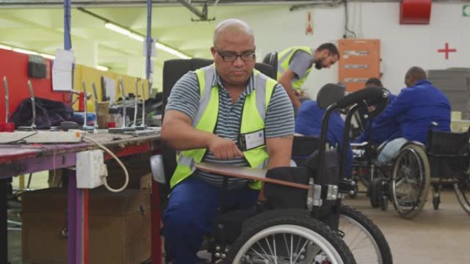 残疾人安装轮椅实拍