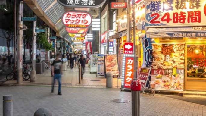 延时: 夜间在日本神户三宫购物街拥挤的游客行人