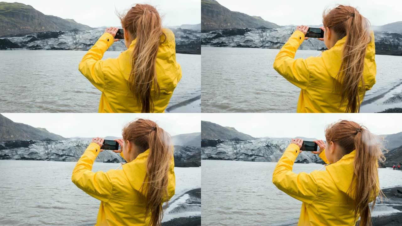 游客为火山灰覆盖的冰川拍照