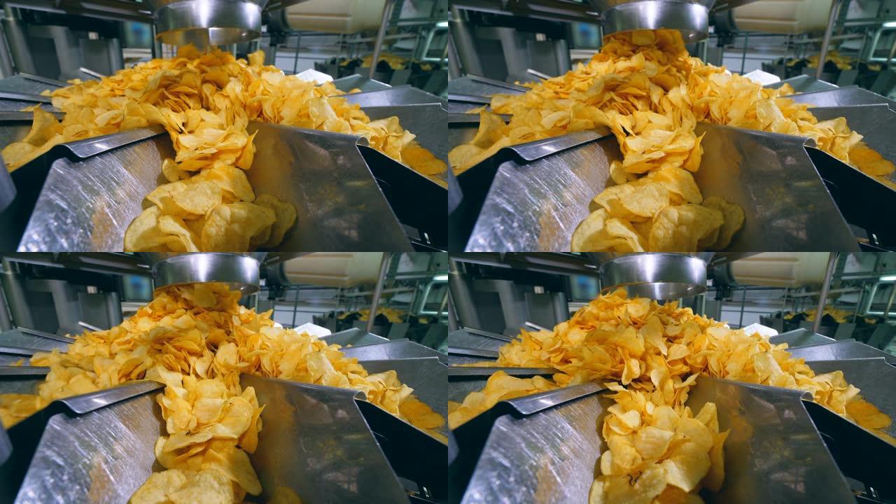 在食品厂的金属板上分拣的黄色薯片。