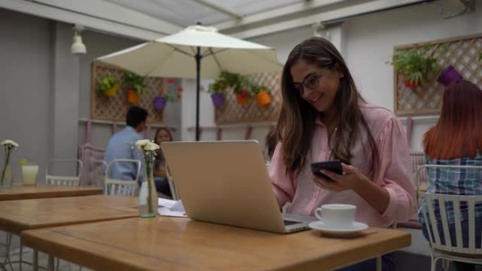 在一家使用技术的餐馆工作的女人看起来很开心