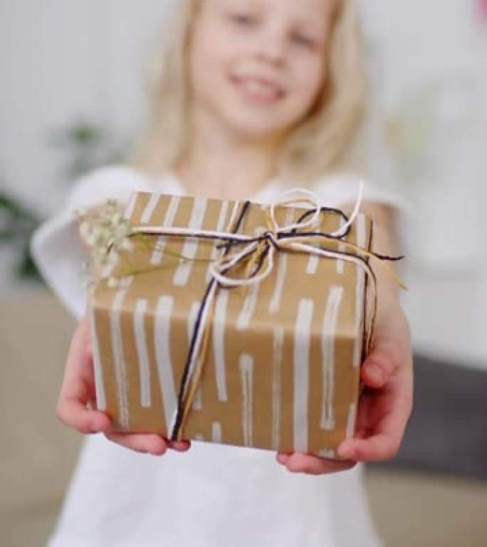 女孩拿着礼品盒的垂直视频