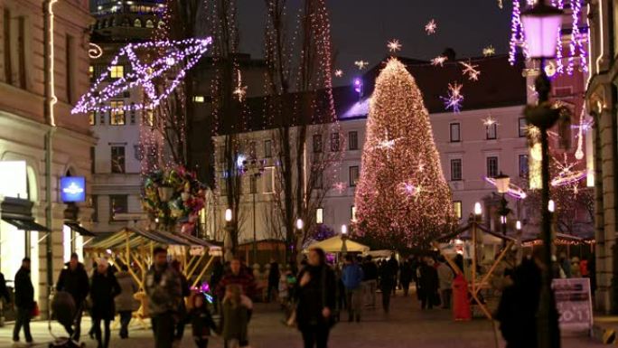 斯洛文尼亚卢布尔雅那，晚上在小镇广场上漫步，广场上装饰着圣诞树和灯光