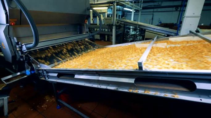 装备齐全的工厂正在运输薯片