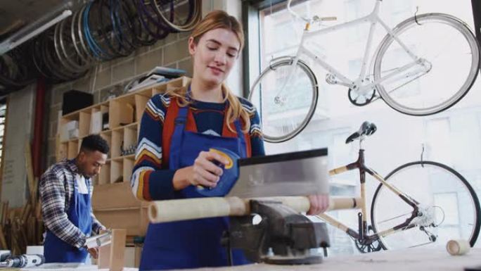 木工车间的女学徒，用于制造自行车框架锯木