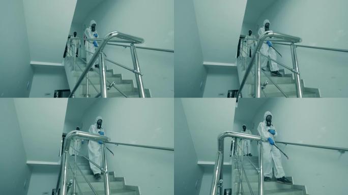 危险品里的人给楼梯消毒。