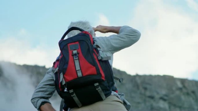 站在4k乡村时，高级男子遮住眼睛