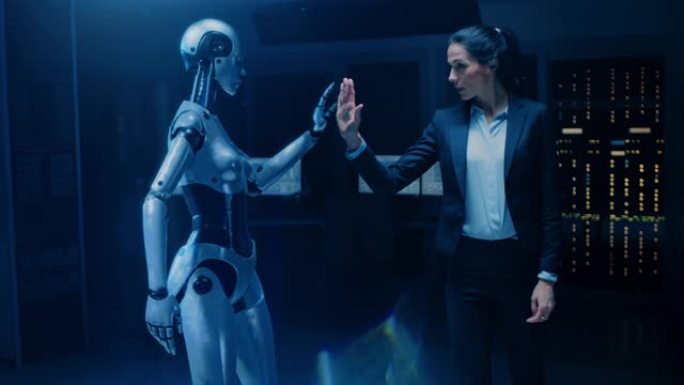 成功的商业女性与机器人接触手激活协作，团队合作协议。人和机器人一起工作。商业中的人工智能