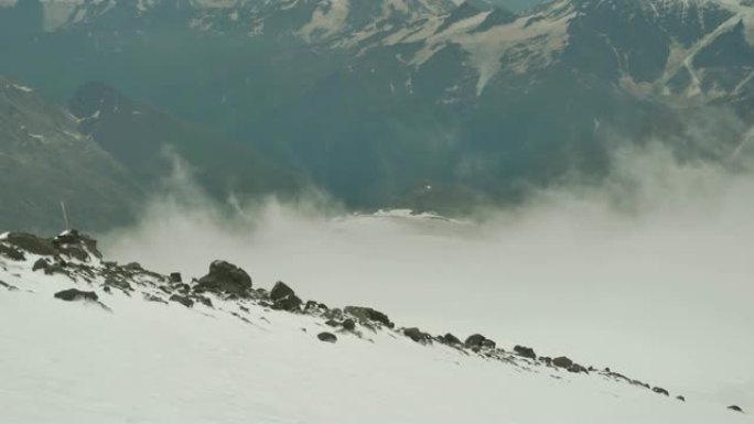 高加索山脉。东古兹奥伦巴什冰川山