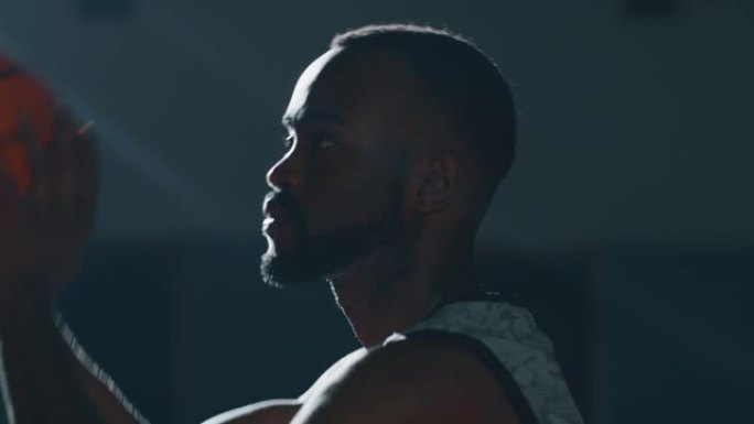 一名职业年轻非洲男子正在健身房练习篮球锻炼的电影慢动作特写镜头