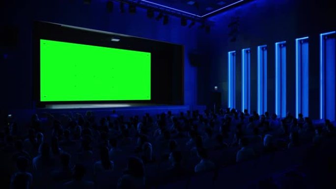 在电影院里，观众着迷，在模拟绿屏上观看新的大片。观看视频游戏锦标赛流媒体，现场音乐会视频，新产品发布