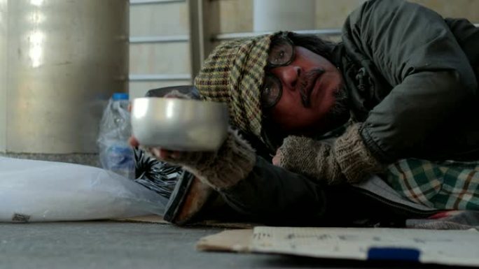 无家可归的人睡在街上，无家可归的人睡在地下通道，志愿服务，捐赠
