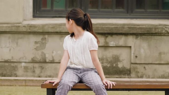 台北市公共公园一名年轻女孩坐在长椅上的肖像