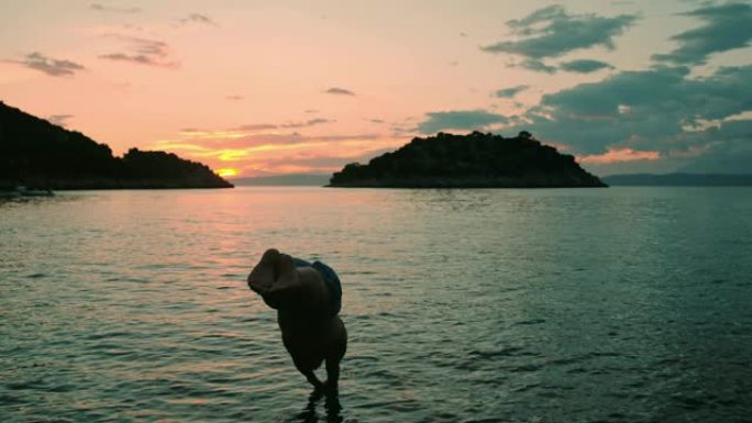 MS超级慢动作男子在日落时分潜入宁静的海洋，克罗地亚佩列萨克