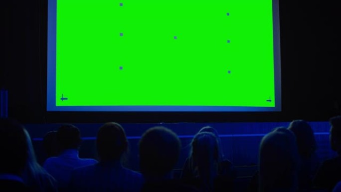 在现代电影院中，吸引观众的观众在模拟绿屏上观看新的大片。观看视频游戏锦标赛流媒体，现场音乐会视频，新