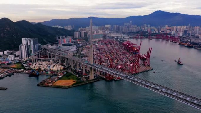 黄昏时香港葵青货柜码头及昂船洲大桥鸟瞰图