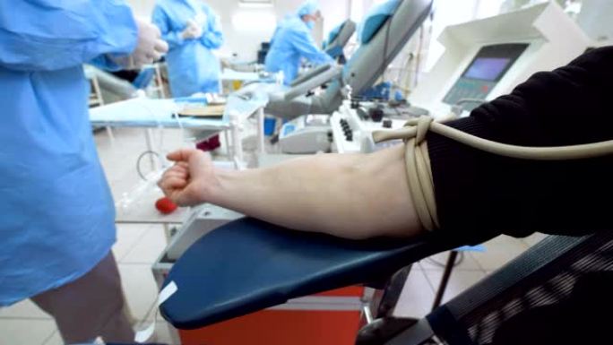 医生正在为献血准备患者的手