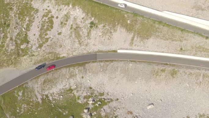 无人机: 红色跑车在意大利的路边行驶和停车。