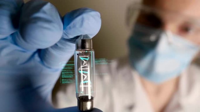一位科学家在他的实验室里拿着一根含有DNA的试管，并且由于全息照相术能够控制人类的进化。
