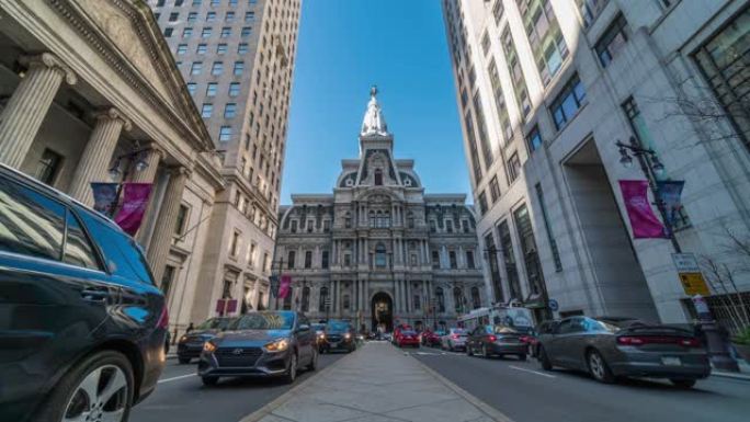 费城具有里程碑意义的历史悠久的市政厅在建筑物和带有蓝天的汽车交通信号灯之间的4k时间流逝，宾夕法尼亚