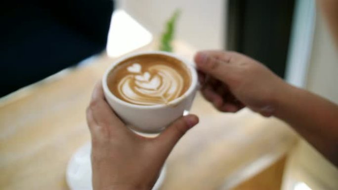 女人手握杯咖啡，在咖啡馆喝咖啡，慢动作