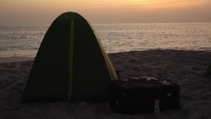 WS帐篷站在Masirah岛的海滩上
