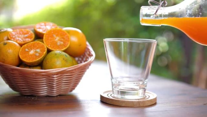 将新鲜的橙汁倒入玻璃杯中，慢动作