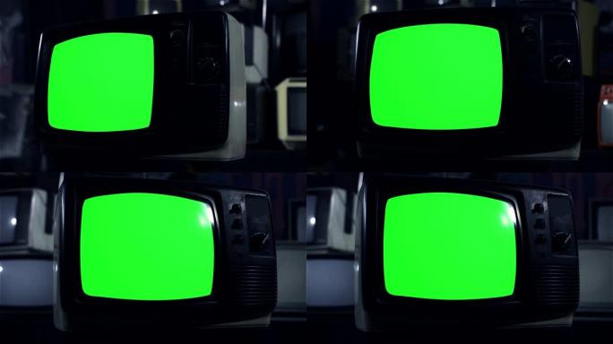 80年代绿屏电视。平行多莉射击。夜色。