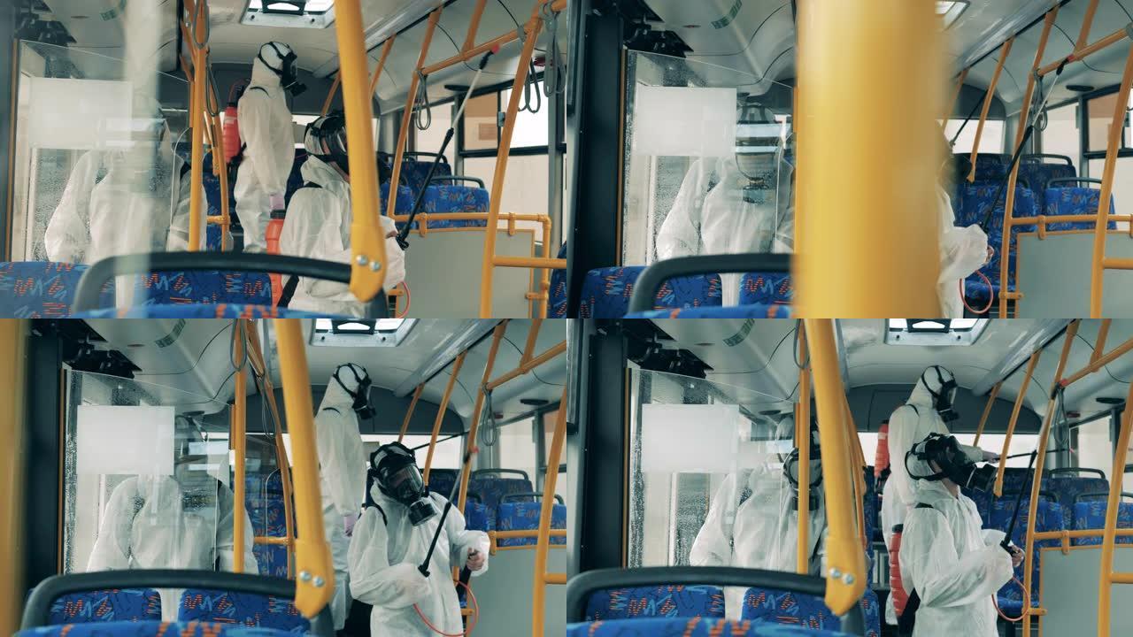 大流行期间，环卫工人使用喷雾器清洁公共汽车。