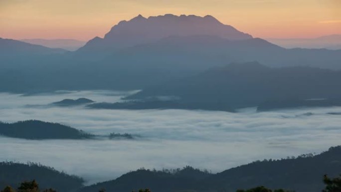 4k分辨率泰国北部清迈省淮南当国家公园雾蒙蒙的早晨随着云层的流逝
