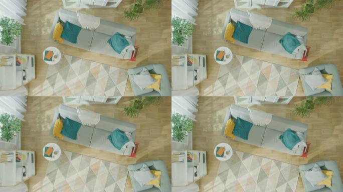 空荡荡的客厅，里面没有人。现代室内配有地毯、蓝色和黄色枕头的灰色沙发、椅子、茶几、带书籍的架子、绿色