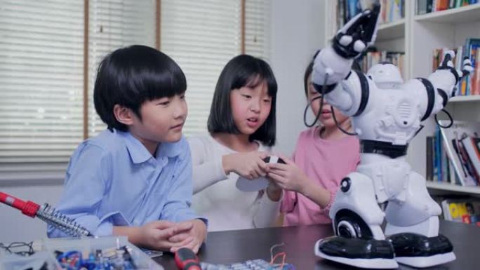 小组幼儿快乐地微笑着建造机器人建造者工程游戏。童年儿童爱好休闲生活方式机器人技术智能学习。教育，儿童