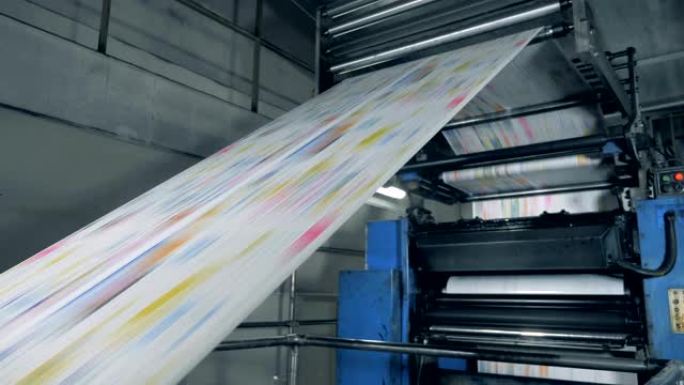 彩纸滚动的印刷设备。印刷设施的报纸印刷。
